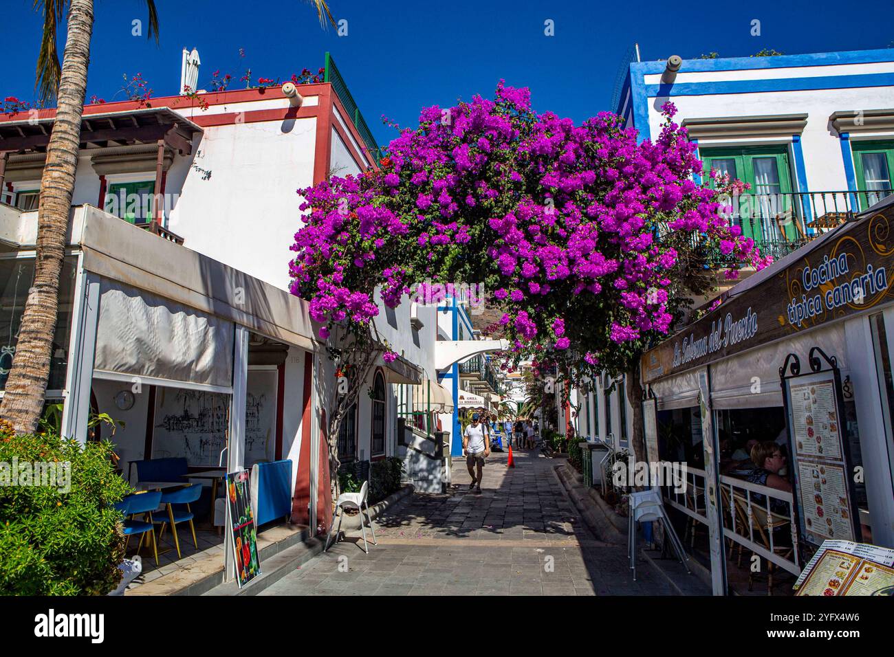 Puerto de Mogan ist ein Hafen- und Ferienort im Süden der Insel Gran Canaria. Die Siedlung war um den bestehenden kleinen Hafen des 12 km landeinwärts gelegenen Dorfes Mogan herum angelegt und gehört zum gleichnamigen Municipio Mogan. Puerto de Mogan *** Puerto de Mogan ist ein Hafen- und Ferienort im Süden der Insel Gran Canaria die Siedlung wurde um den bestehenden kleinen Hafen des Dorfes Mogan, 12 Kilometer landeinwärts gebaut und gehört zur gleichnamigen Gemeinde Mogan Puerto de Mogan Stockfoto