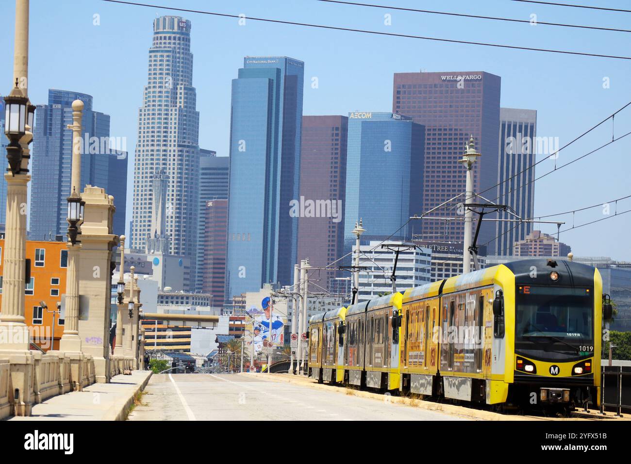 Los Angeles, Kalifornien: Los Angeles METRO Rail Zug in der Innenstadt von Los Angeles. LA METRO ist ein öffentliches Verkehrsmittel des Los Angeles County Stockfoto