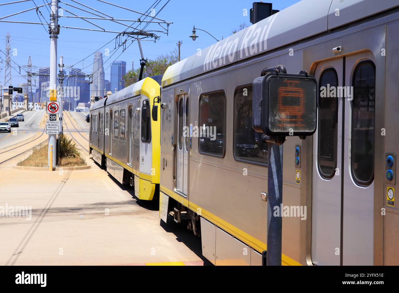 Los Angeles, Kalifornien: Los Angeles METRO Rail Zug in der Innenstadt von Los Angeles. LA METRO ist ein öffentliches Verkehrsmittel des Los Angeles County Stockfoto