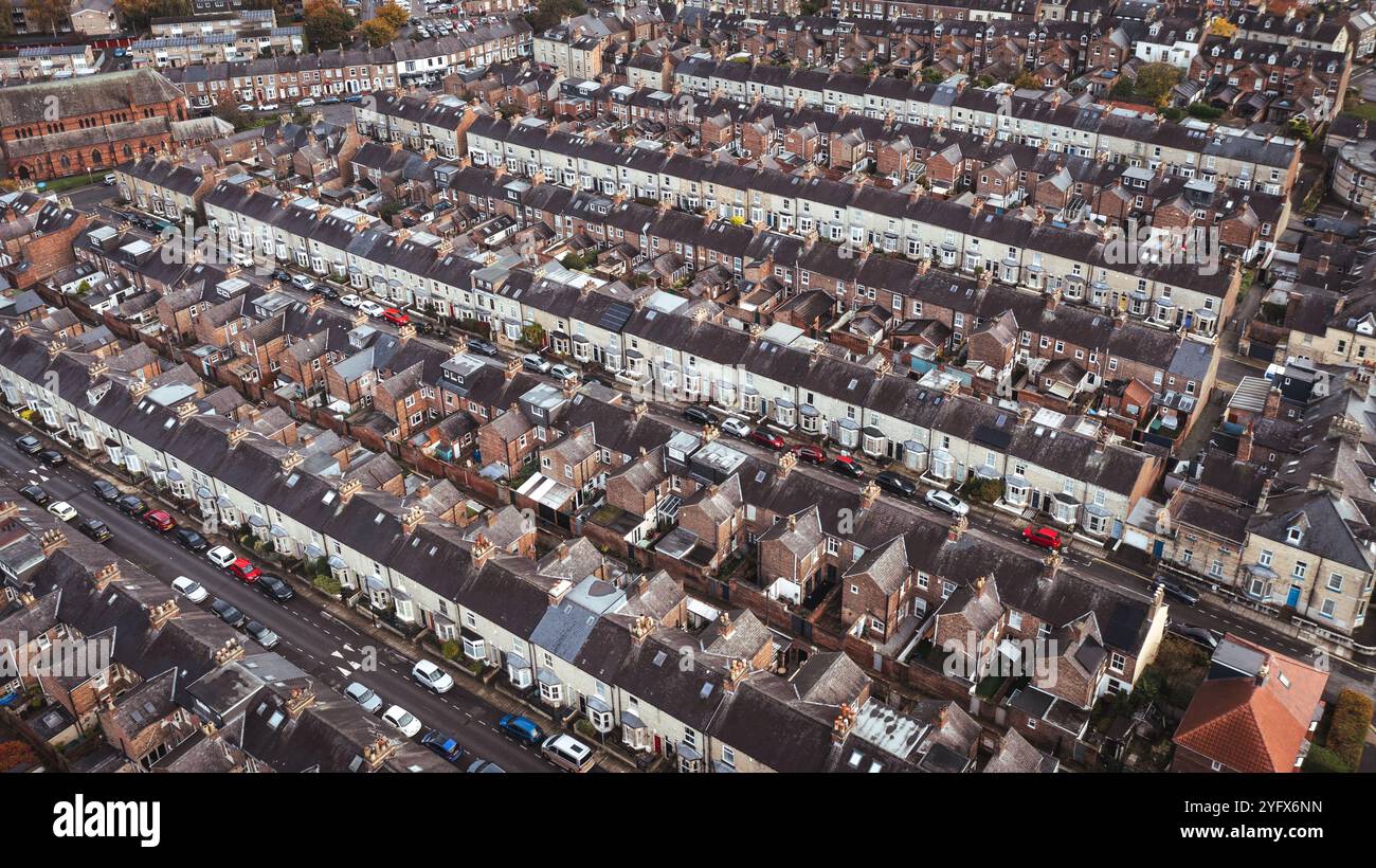 Ein Blick aus der Luft über die Dächer der von hinten nach hinten verlaufenden Reihenhäuser auf einem großen Wohngebiet im Norden Englands Stockfoto