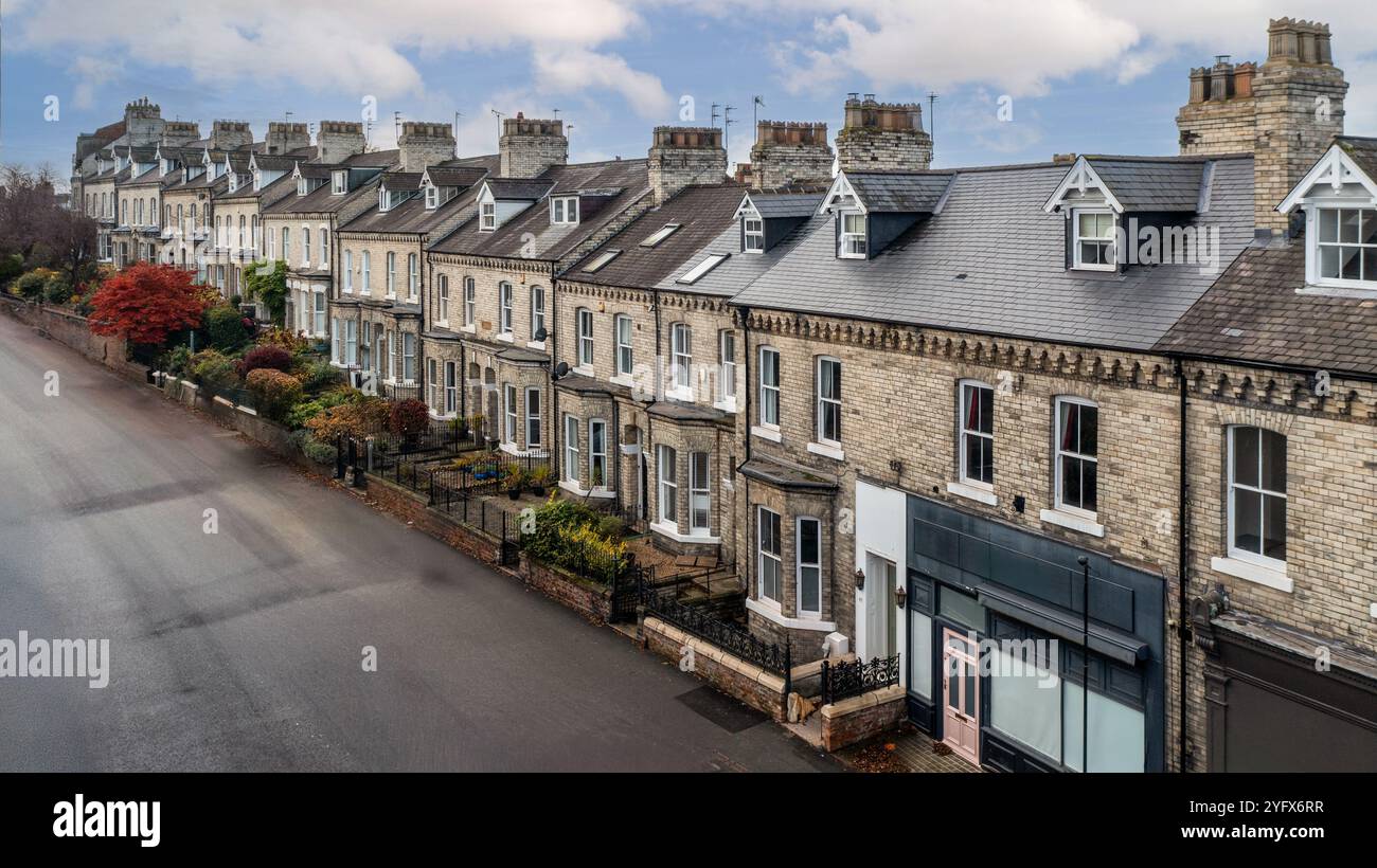 Panoramablick auf exklusive dreistöckige viktorianische Stadthäuser in einer ruhigen Straße in einem exklusiven Viertel einer britischen Stadt mit Kopierraum Stockfoto