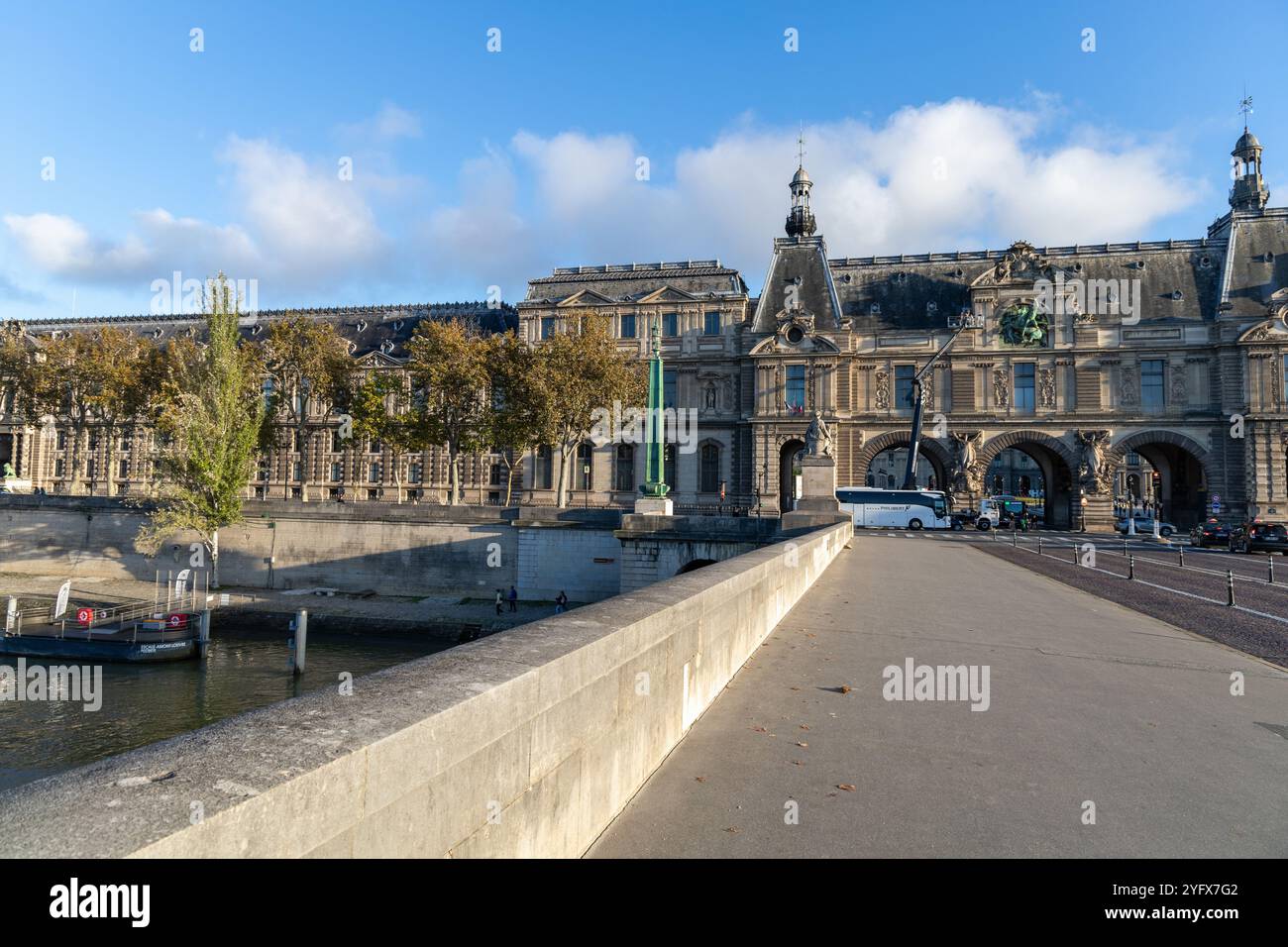 Blick auf den Louvre-Palast am frühen Morgen. Paris, Frankreich - 1. November 2024. Stockfoto