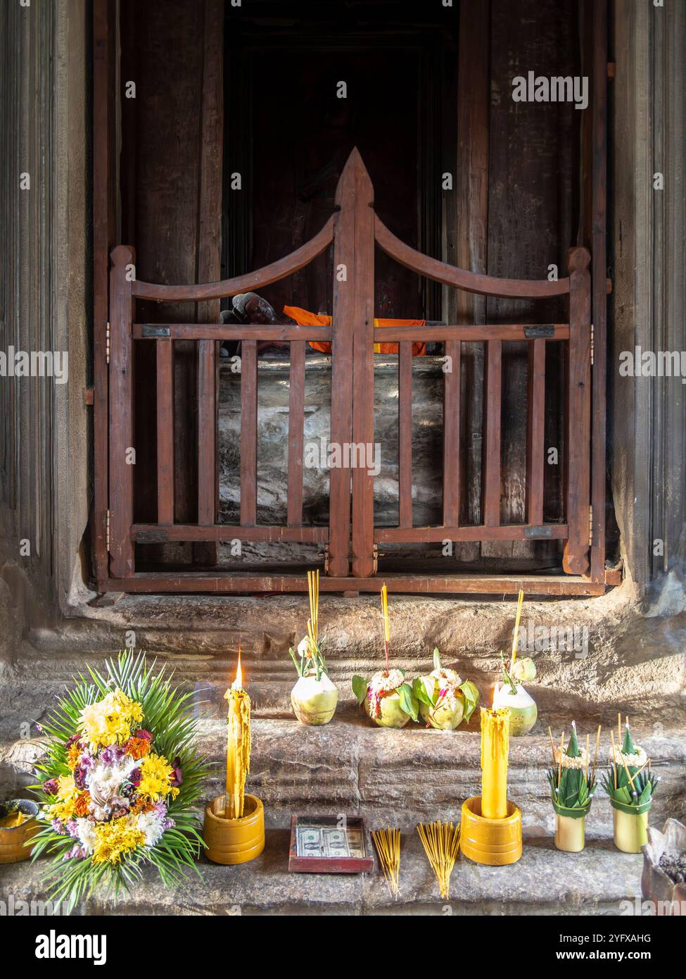 Eine Buddha-Statue und Opfergabe im Tempel Angkor Wat in Kambodscha Stockfoto