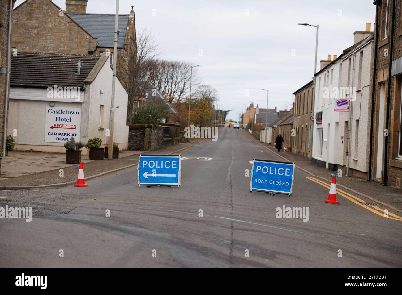 5. Nov. 2024. Castletown, Caithness, Schottland, Großbritannien. Ein Junge auf einem Roller schaut nach, wo die Polizei eine Straßensperrung auf der A836 erzwang. Stockfoto