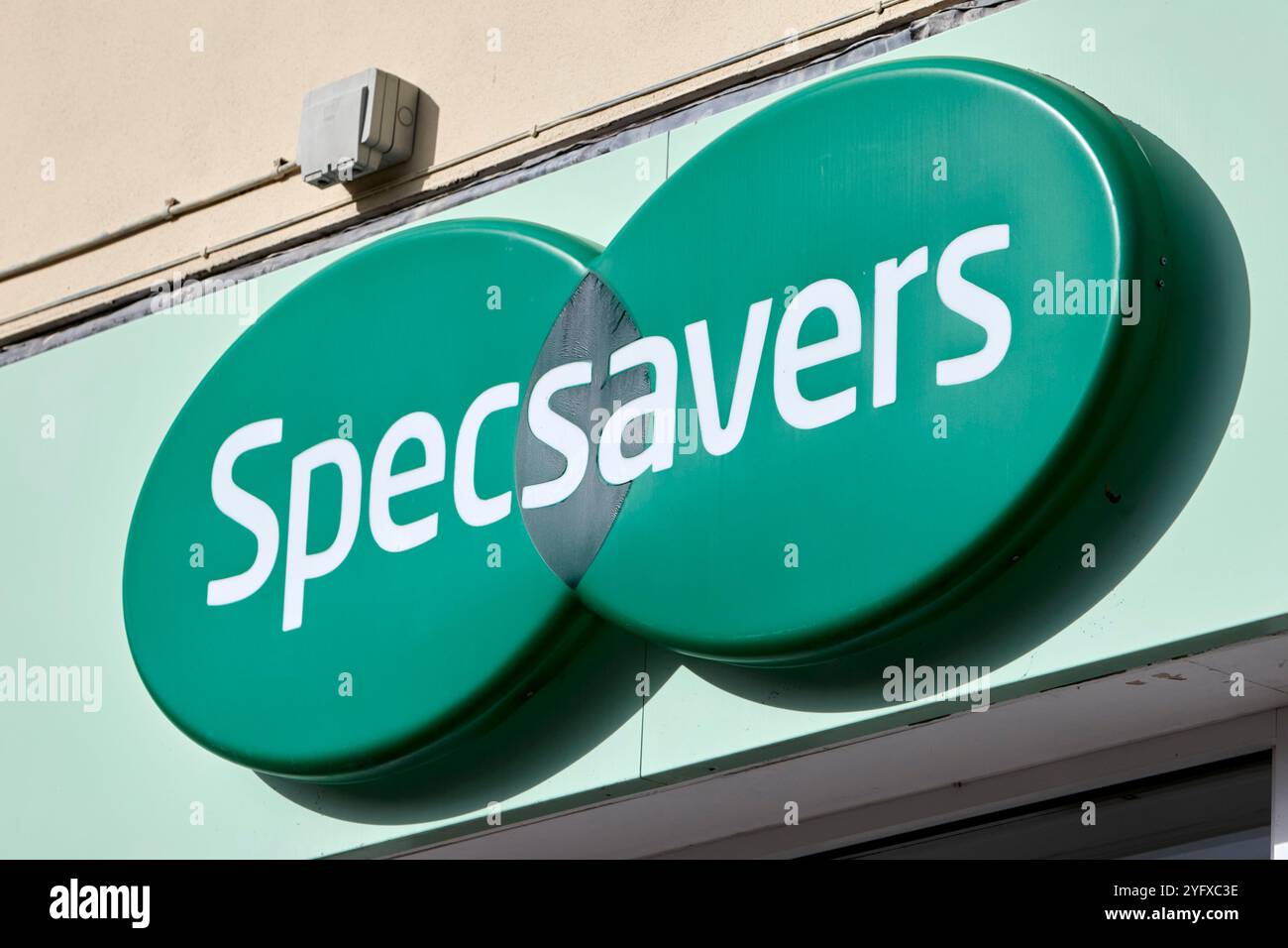 Specsavers-Logo-Schild über einem Einzelhandelsgeschäft letterkenny, County donegal, republik irland Stockfoto