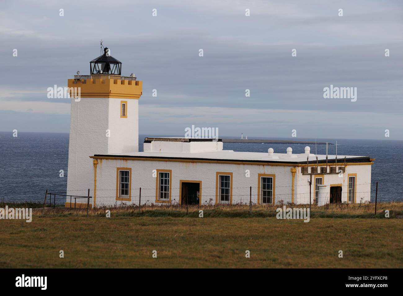 31. Okt. 2024. Duncansby Lighthouse, Duncansby Head, Schottland. Blick auf den Leuchtturm von Duncansby am Duncansby Head. Stockfoto