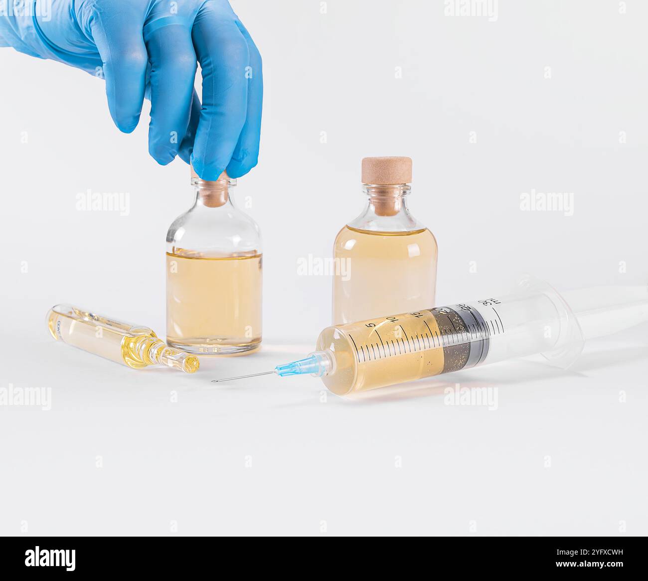 Eine Spritze mit Medizin und eine Sveralflasche mit Medizin Stockfoto
