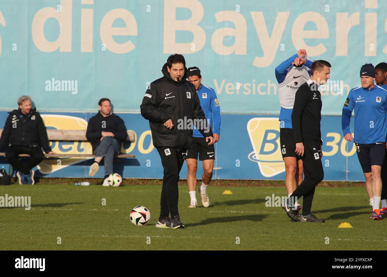 München, Deutschland, 05. November 2024: Fussball, Herren, 3.Liga, Saison 2024/2025, TSV 1860 München, Ausbildung, Grünwalder Straße 114 Argirios Giannikis, Trainer (TSV 1860 München) mit der Pfeife im Mund, hier auf dem Trainingsplatz Stockfoto