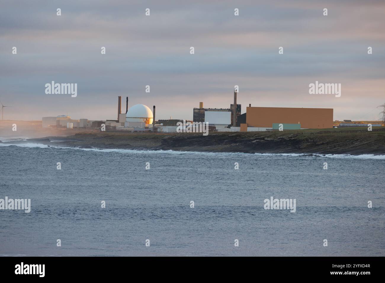 29. Oktober 2024. Reay, Schottland. Das Kernkraftwerk Dounreay und die Testeinrichtung Vulcan Naval Reactor Test Establishment von Sandside Bay aus. NRS Stockfoto