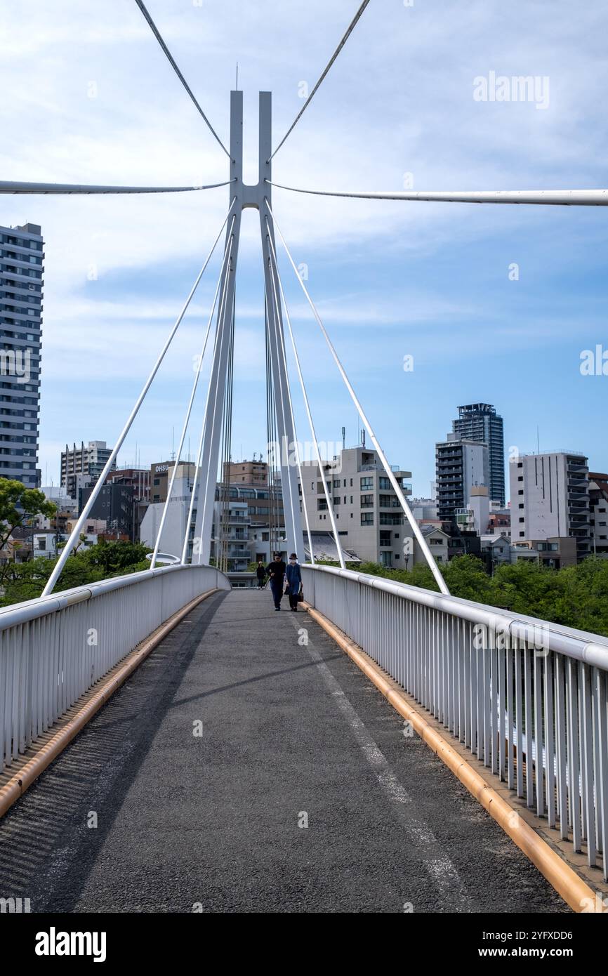 Moderne Kawasaki Bashi Fußgängerbrücke in Osaka Japan Stockfoto