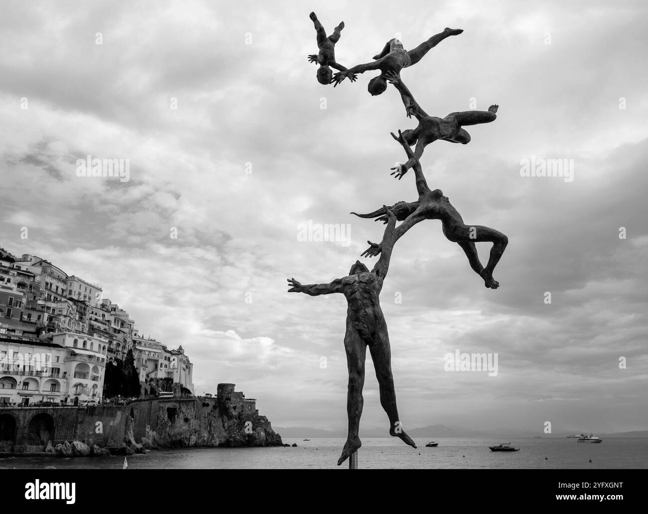 Famiglia in Volo Bronze Skulptur von Andrea Roggi, Amalfi Stadt, Kampanien, Italien Stockfoto