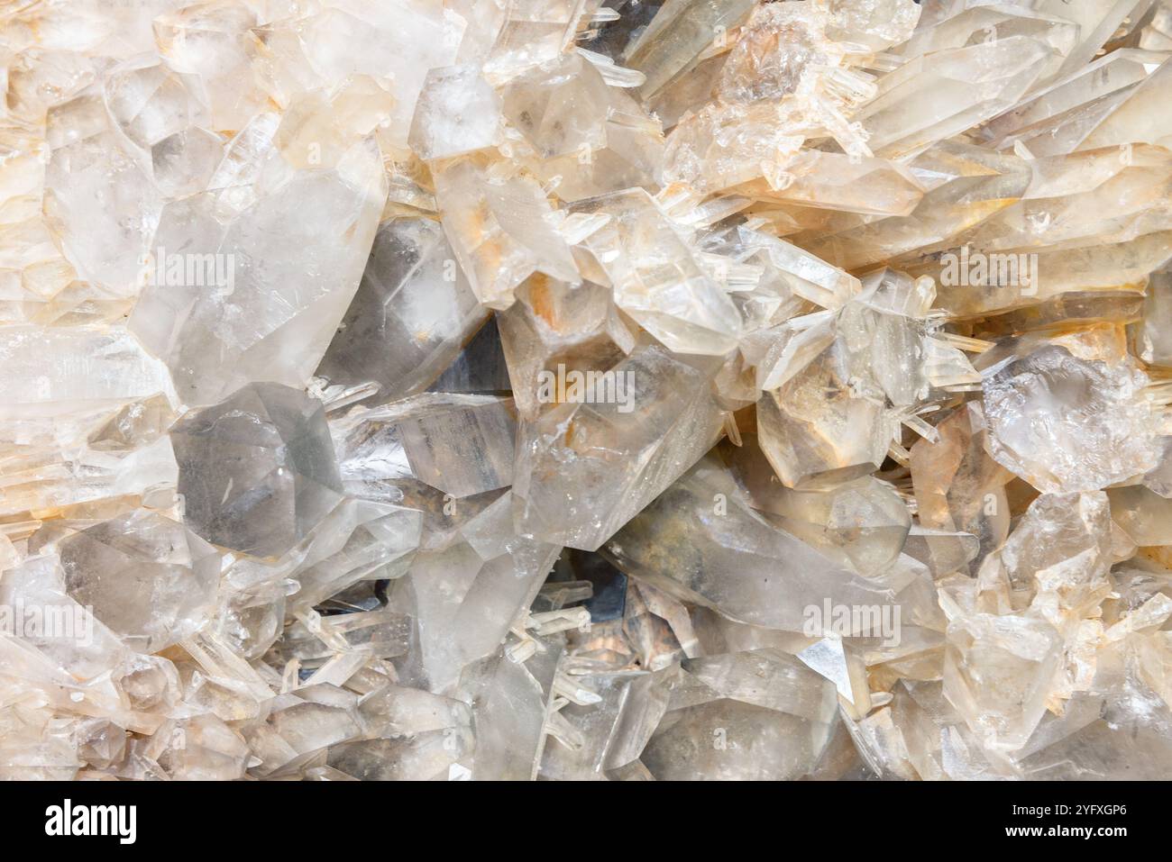Natürliche Struktur des Steinkristalls, eine Drone aus Kristallen, Nahaufnahme mit selektivem Weichfokus Stockfoto