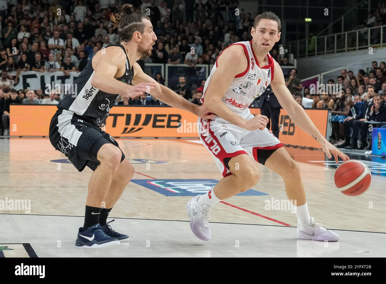 Fabien Causeur von EA7 Emporio Armani Milano im Gegensatz zu Toto Forray von Dolomiti Energia Trentino während des Spiels zwischen Dolomiti Energia Trentino Stockfoto