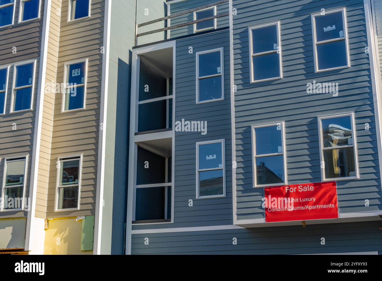 Boston, MA, USA-27. Oktober 2024: Neubau von Eigentumswohnungen und Wohngebäuden zur Behebung des Wohnungsmangels. Stockfoto