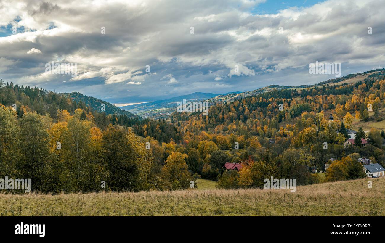 Ein malerischer Panoramablick auf sanfte Hügel und Wälder im Herbst, Pieniny Polen Stockfoto