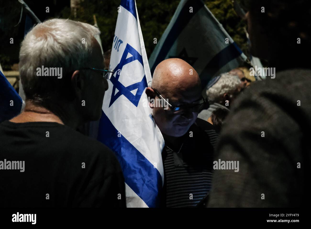 Jerusalem, Israel. November 2024. Tausende versammeln sich in der Residenz des Premierministers in Jerusalem, gleichzeitig mit ähnlichen Zusammenkünften im ganzen Land, um gegen Netanjahus Entlassung von Verteidigungsminister Gallant zu protestieren und einen sicherheitsorientierten unerfahrenen Außenminister Katz in das Verteidigungsministerium zu berufen. Gallant erklärt, dass es Unterschiede mit dem Premierminister über den ultra-orthodoxen Entwurf, die Zugeständnisse, die notwendig sind, um alle Geiseln aus der Gefangenschaft der Hamas freizulassen, und die Notwendigkeit, ein staatliches Untersuchungskomitee für die Misserfolge des Massakers vom 7. Oktober einzurichten. Viele halten Netanjahu persönlich für alle verantwortlich Stockfoto