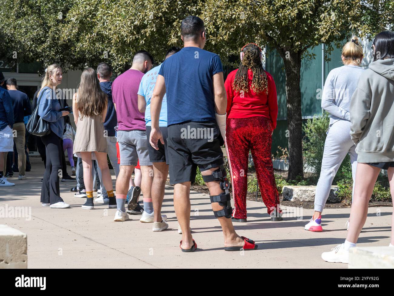 Austin Texas USA, 5. November 2024: Die Menschen warten geduldig in der Schlange an der Wahlstelle der Disability Texans, während die Texaner in Nord-Austin bei den Präsidentschaftswahlen wählen. Quelle: Bob Daemmrich/Alamy Live News Stockfoto