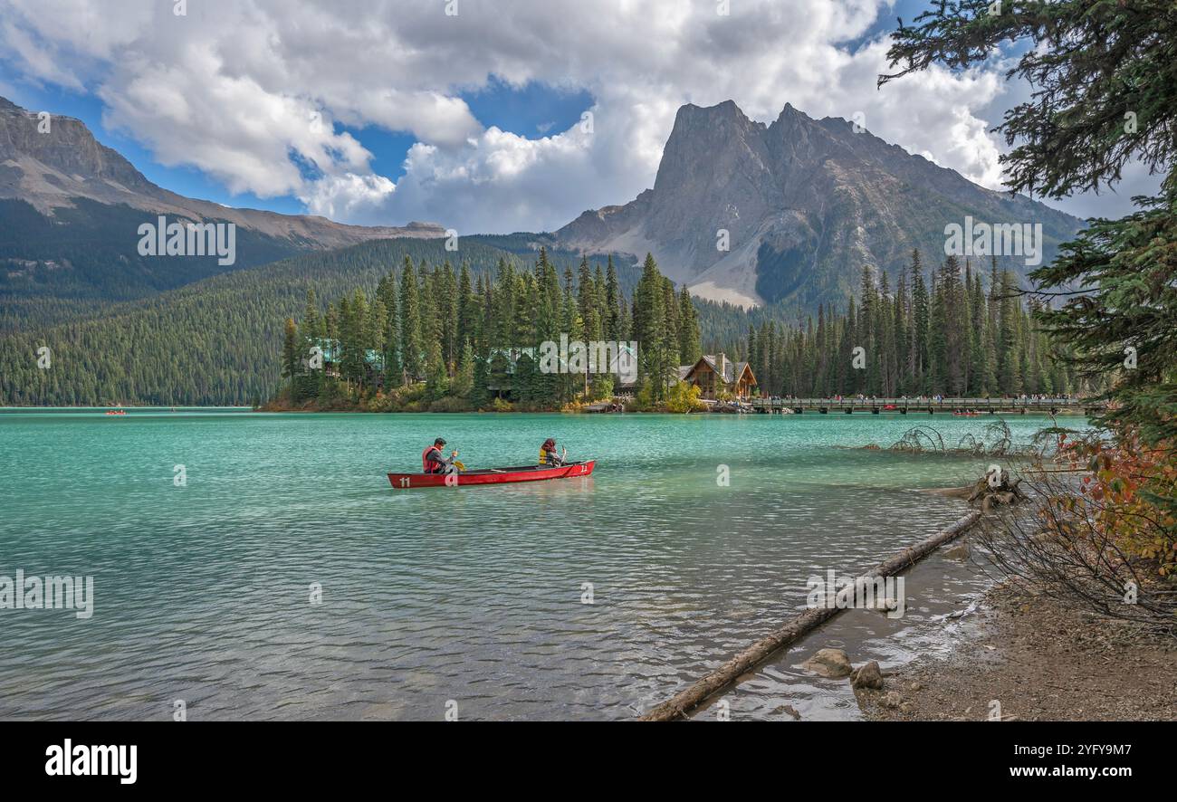 Emerald Lake, British Columbia, Kanada – 29. September 2024: Zwei Personen sitzen mit ihrem Telefon in einem Kanu Stockfoto