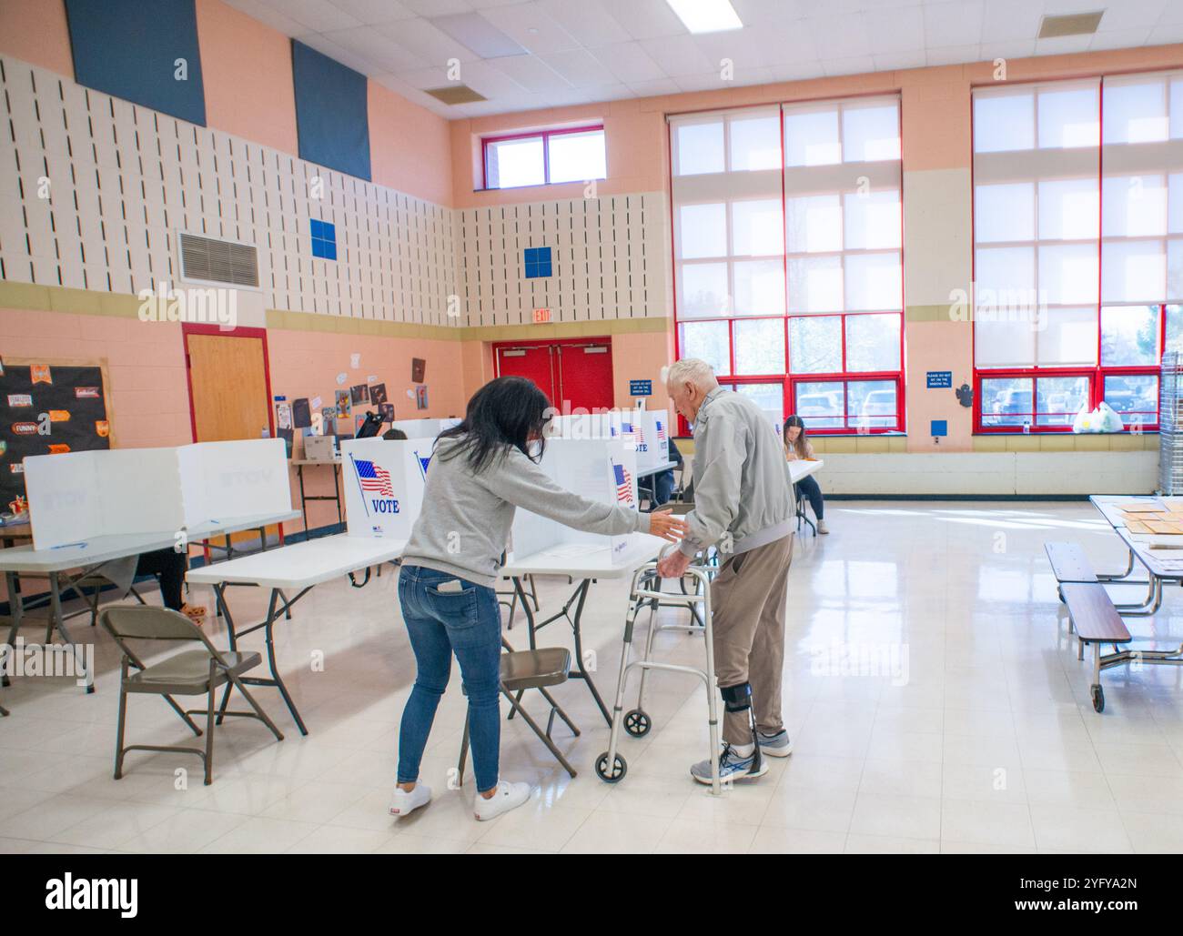 Bensalem, Usa. November 2024. Einem Mann wird geholfen, in einem Wahllokal bei den Präsidentschaftswahlen am Dienstag, den 5. November 2024 in Bensalem, zu stimmen. Quelle: William Thomas Cain/Alamy Live News Stockfoto