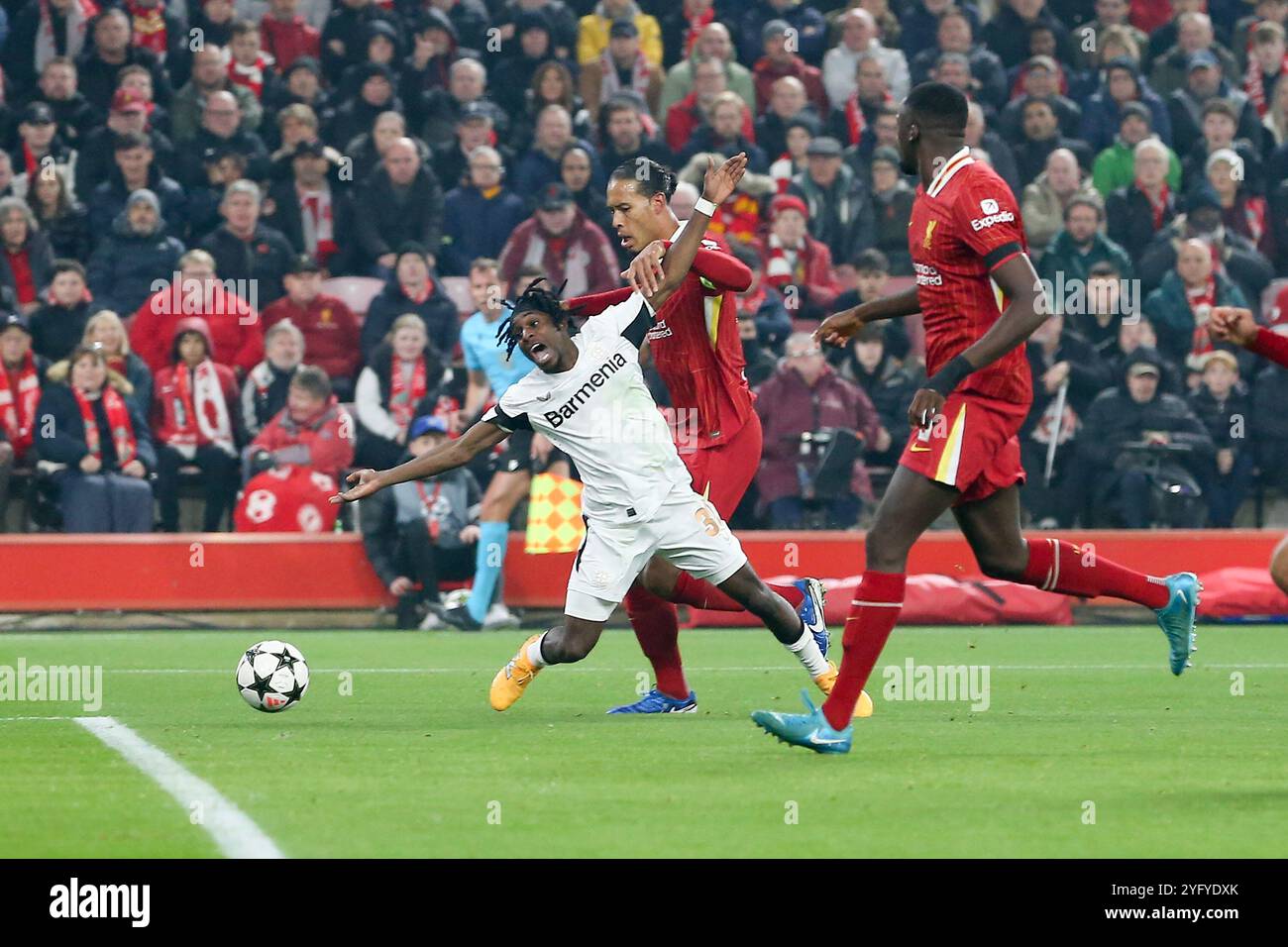 Liverpool, Großbritannien. November 2024. JEREMIE Frimpong von Bayer Leverkusen stürzt im Strafraum. UEFA Champions League, Liverpool gegen Bayer Leverkusen am Dienstag, den 5. November 2024, in Anfield in Liverpool. Dieses Bild darf nur für redaktionelle Zwecke verwendet werden. Nur redaktionelle Verwendung. bild von Chris Stading/Andrew Orchard Sportfotografie/Alamy Live News Credit: Andrew Orchard Sportfotografie/Alamy Live News Stockfoto