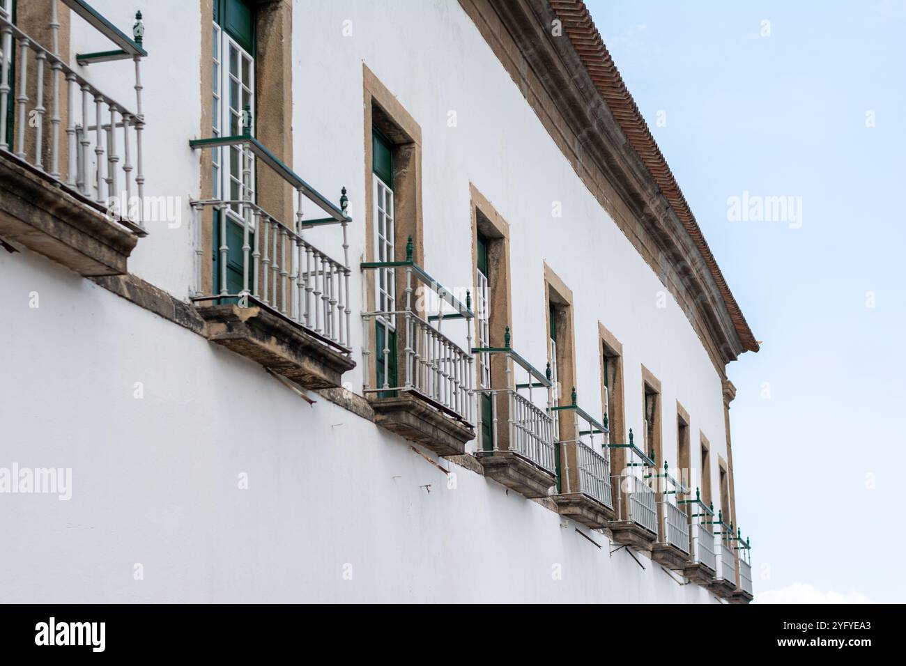 Salvador, Bahia, Brasilien - 12. Oktober 2024: Blick auf die obere Fassade des Misericordia-Museums im historischen Zentrum der Stadt Salvador Stockfoto