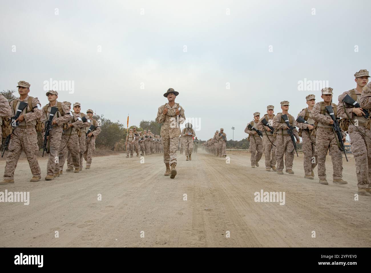 Ein Bohrlehrer des U.S. Marine Corps bei Fox Company, 2nd Recruit Training Battalion, vermittelt Rekruten Wissen während einer zwei Kilometer langen Einführungswanderung im Marine Corps Recruit Depot San Diego, Kalifornien, 10. Oktober 2024. Während des Trainings führen Rekruten eine Reihe von progressiv längeren Wanderungen durch, um sie körperlich und geistig zu konditionieren, um Kampfbereitschaft für alle notwendigen zukünftigen Operationen zu schaffen. (Foto des U.S. Marine Corps von CPL. Sarah M. Grawcock) Stockfoto