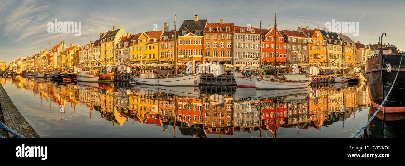 Panorama von Nyhamn in Kopenhagen, wo die bunten Häuser im Kanal gespreizt sind, Dänemark, 2. November 2024 Stockfoto