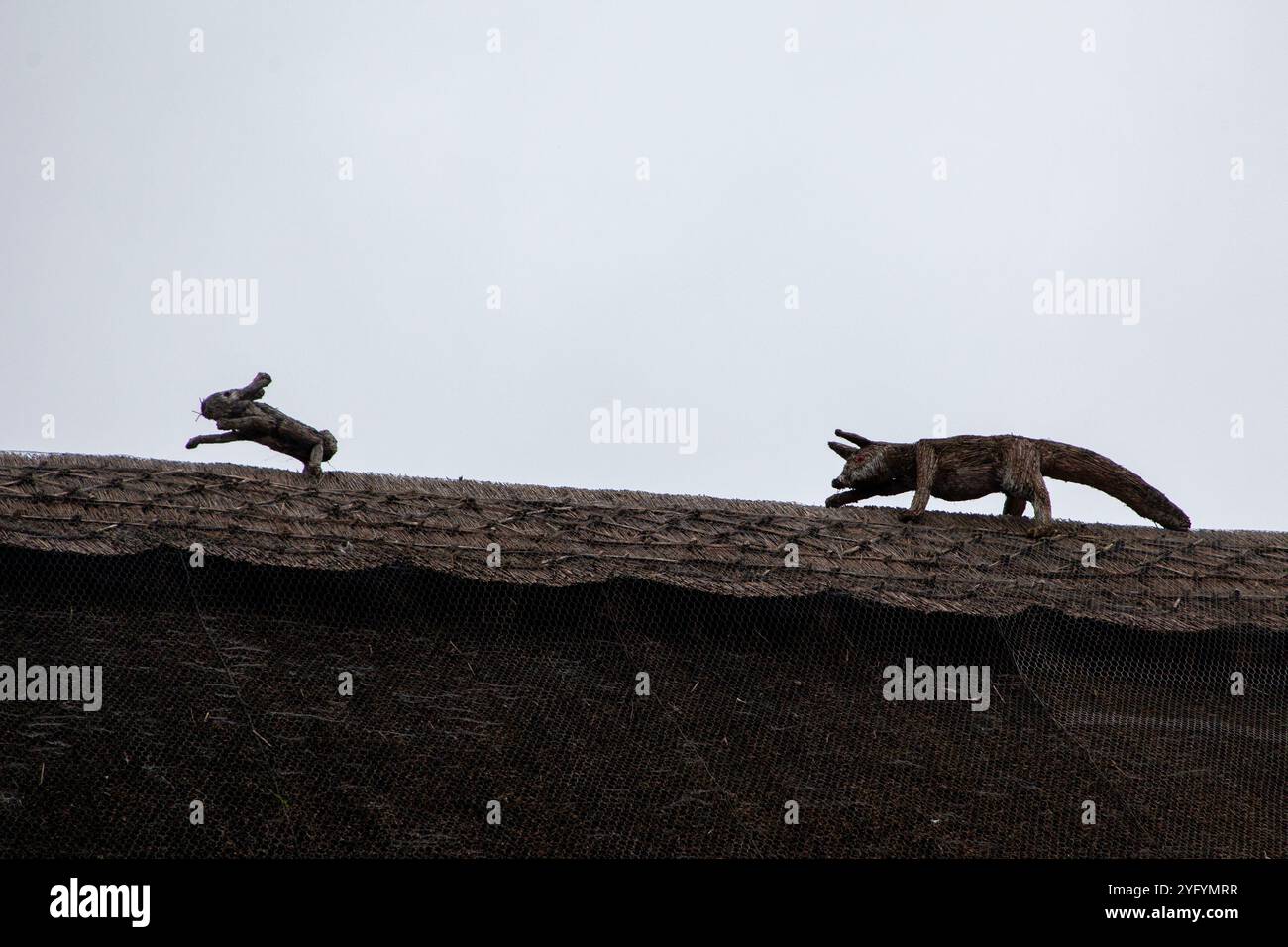 Dekoration auf einem geschlüpften Dach Haus, Cerne Abbas, Dorset, England Stockfoto