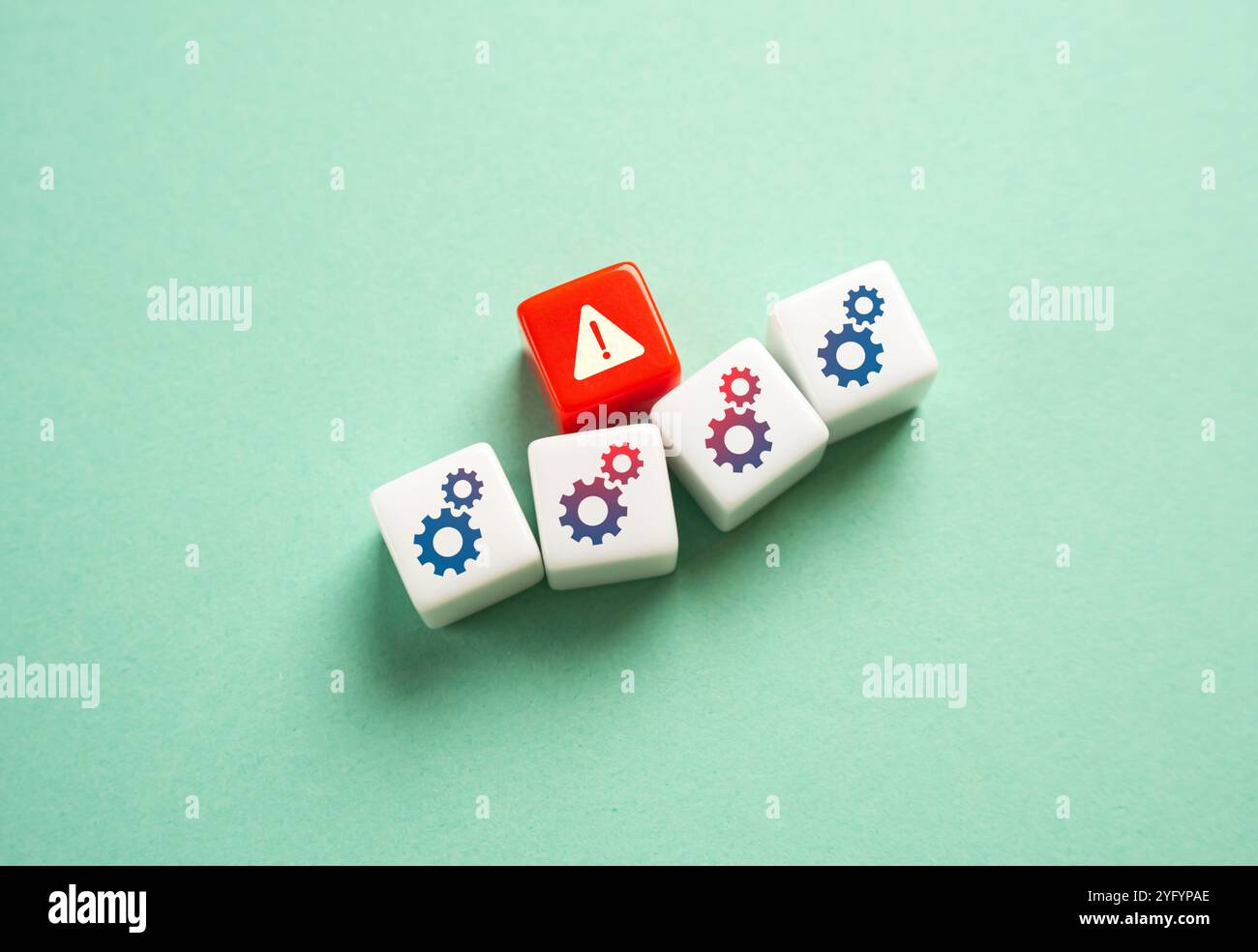 Ausfall und Fehlfunktion. Prozessunterbrechungen, Produktionsunterbrechungen. Entwickeln Sie eine Lösung, beheben Sie die Panne. Erhöhen Sie die Fehlertoleranz. Arbeiten Sie an Fehlern. Stockfoto