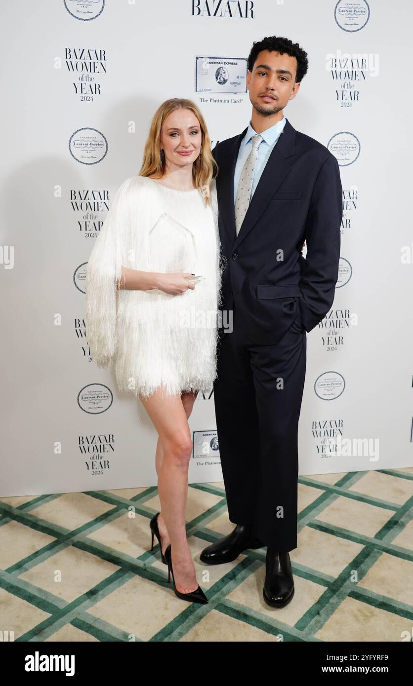 Archie Madekwe (rechts) mit Sophie Turner, die den Performance Award bei den Harper's Bazaar Women of the Year 2024 Awards bei Claridges in London gewonnen hat. Bilddatum: Dienstag, 5. November 2024. Stockfoto