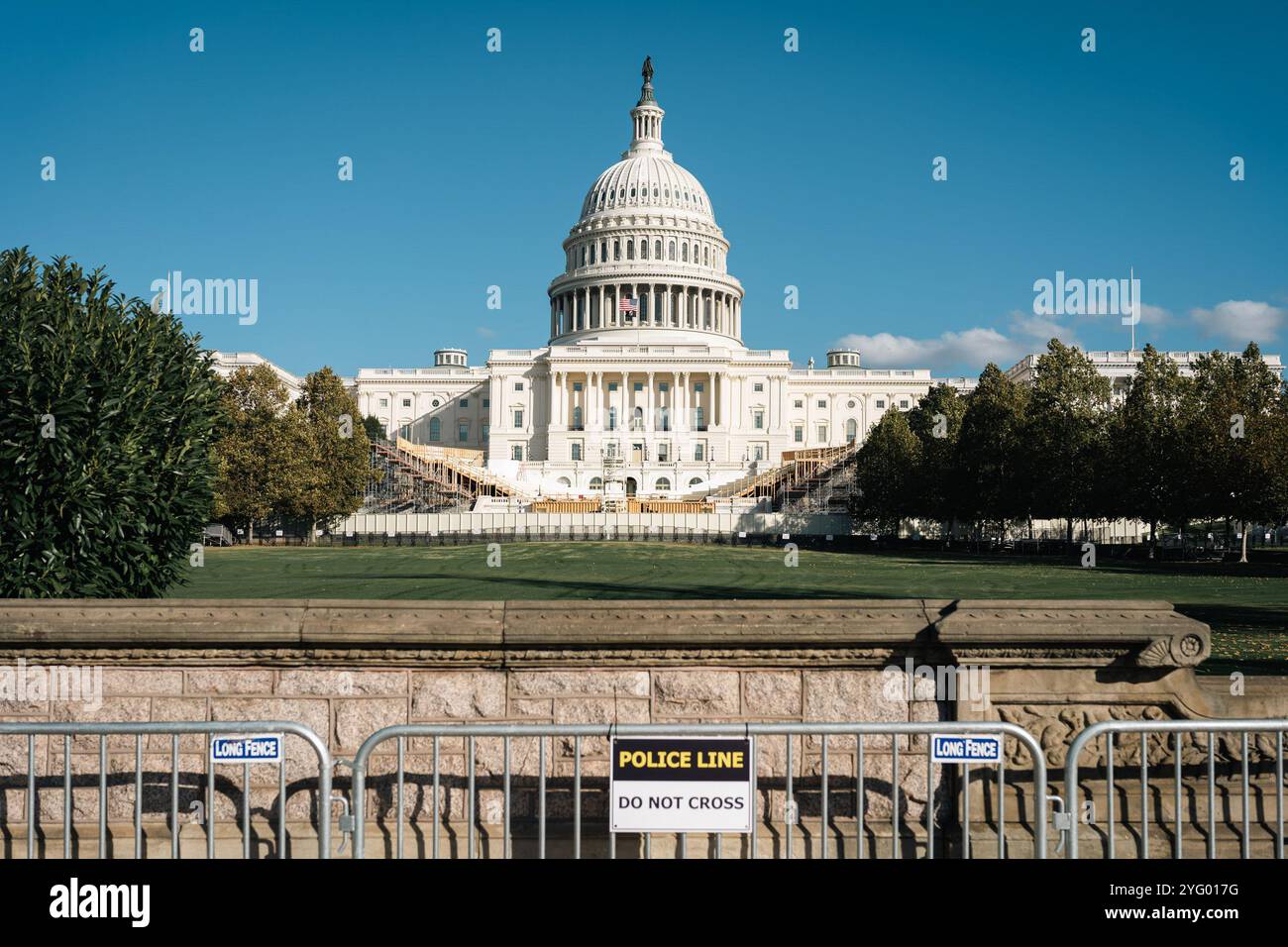 Washington, Usa. November 2024. Capitol wurde verbarrikadiert, als die Spannungen um die Präsidentschaftswahlen in Washington steigen. Washington DC setzt sich in den Tagen und möglicherweise Wochen nach der Wahl auf Bürgerunruhen ein. Am 6. Januar 2021 stürmte ein Mob von Trump-Anhängern das Kapitol, als sie versuchten, den Kongress davon abzuhalten, die Stimmen der Wahlkollegen zu zählen. Quelle: SOPA Images Limited/Alamy Live News Stockfoto