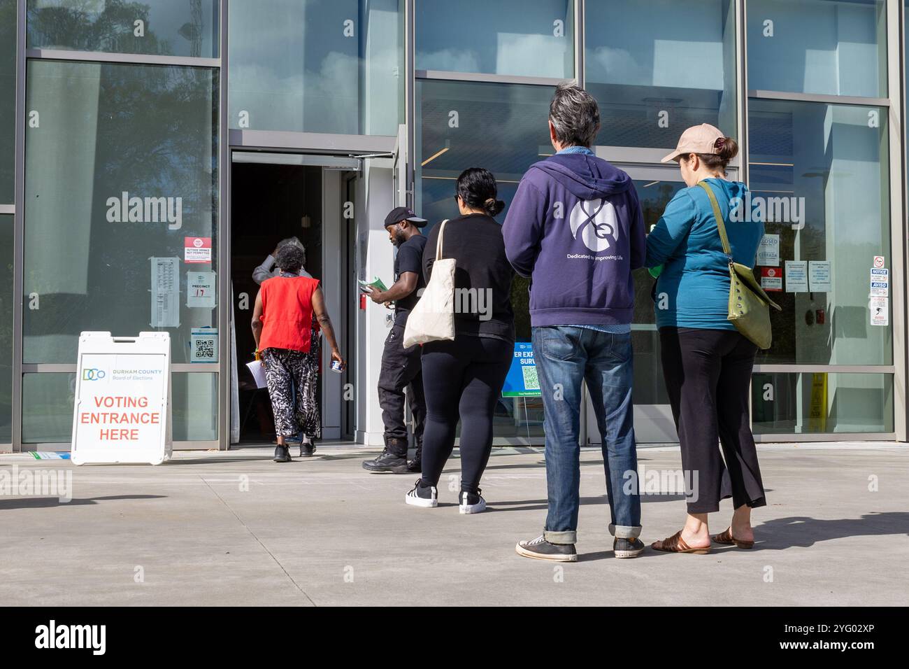 Durham, USA. November 2024. Die Leute warten auf die Wahl bei den Parlamentswahlen 2024 am 5. November vor der Durham County Main Library in Durham, N.C. (Foto: Joseph A. Navin/SIPA USA) Credit: SIPA USA/Alamy Live News Stockfoto