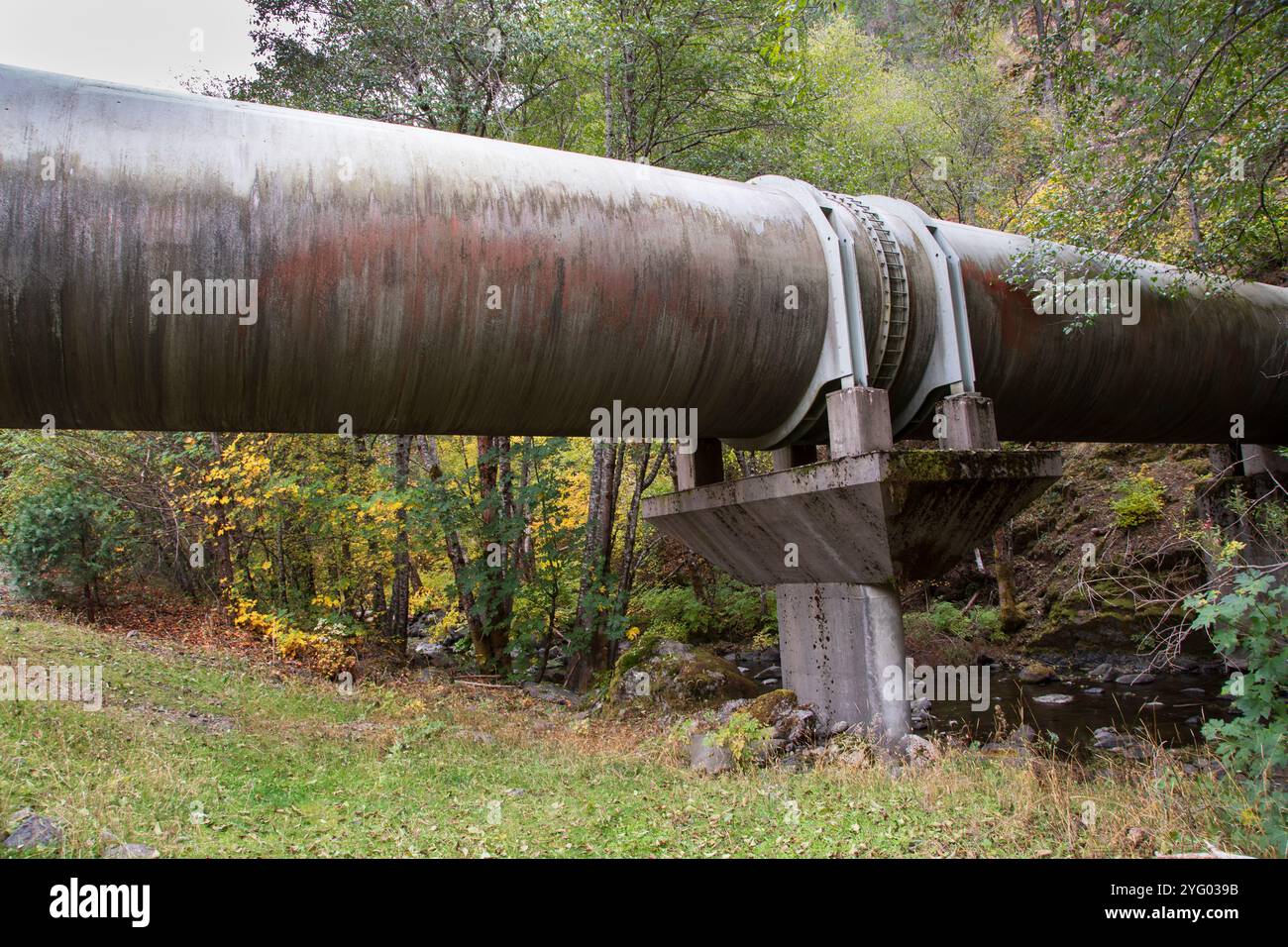 Wasserkraft aus dem McCloud Reservoir im Shasta County Kalifornien nahe Hawkins Creek im Herbst Stockfoto