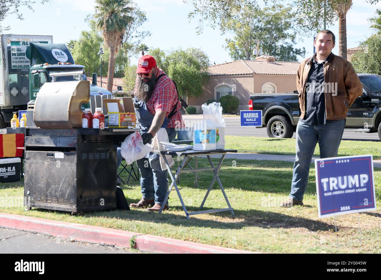 Mesa, USA. November 2024. Einige Wähler geben Trump-Wählern am 5. November 2024 auf dem Parkplatz des Wahlplatzes im Mesa Convention Center in Mesa, Arizona, kostenloses Essen. Arizona ist einer von sieben Swing-staaten, die das Wahlergebnis bestimmen werden. (Foto: Alexandra Buxbaum/SIPA USA) Credit: SIPA USA/Alamy Live News Stockfoto