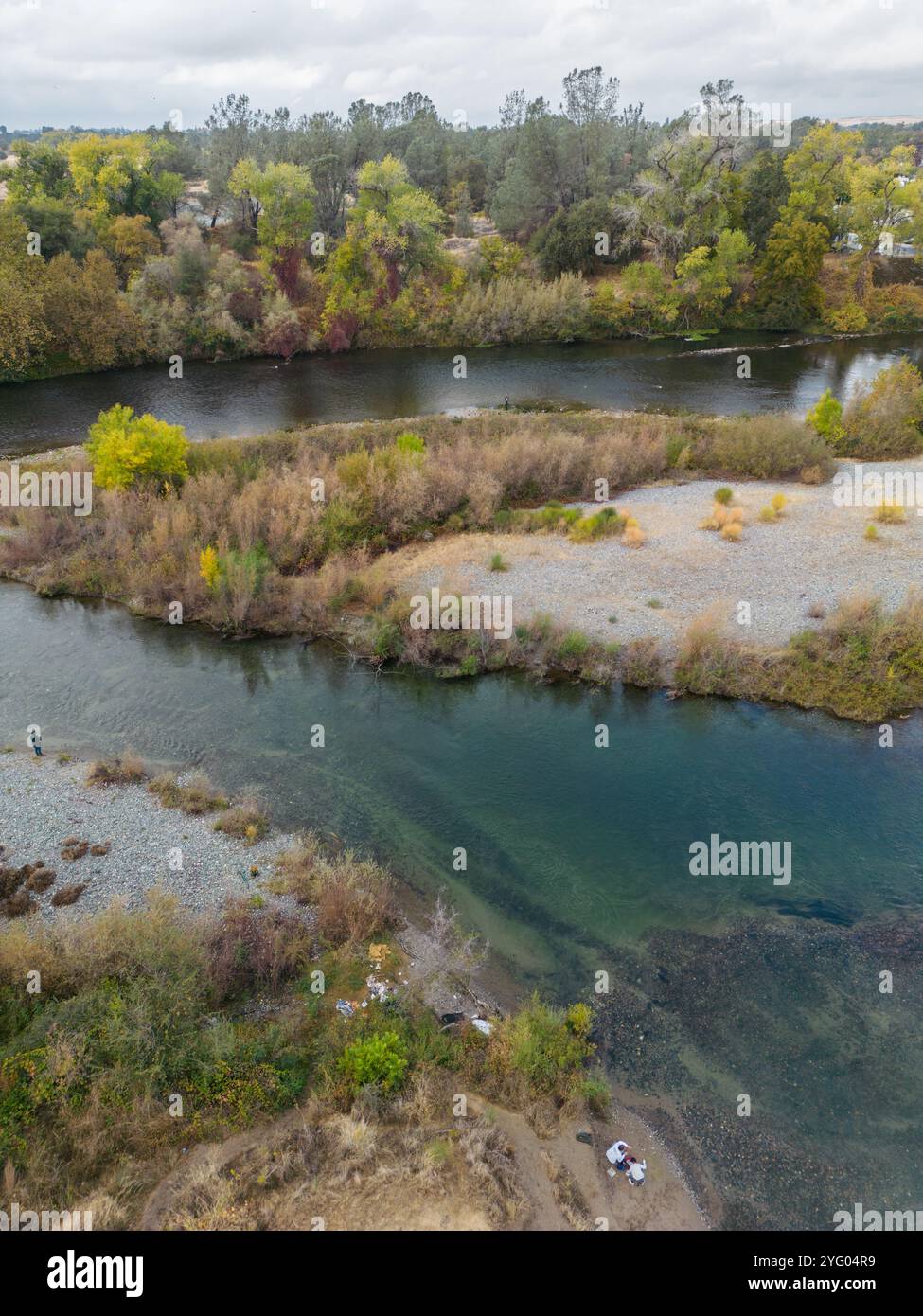 Eine Drohnenansicht des Federflusses, der durch das Butte County bei Oroville in Nordkalifornien fließt. Stockfoto