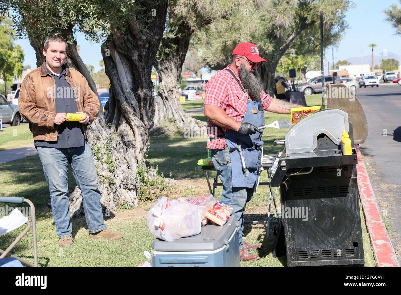 Mesa, USA. November 2024. Einige Wähler geben Trump-Wählern am 5. November 2024 auf dem Parkplatz des Wahlplatzes im Mesa Convention Center in Mesa, Arizona, kostenloses Essen. Arizona ist einer von sieben Swing-staaten, die das Wahlergebnis bestimmen werden. (Foto: Alexandra Buxbaum/SIPA USA) Credit: SIPA USA/Alamy Live News Stockfoto