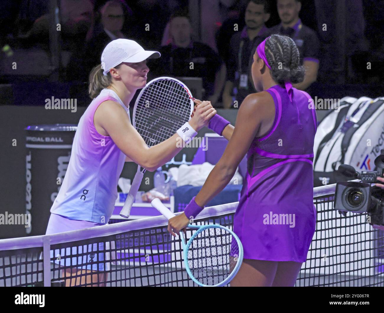 Riad, Saudi-Arabien. November 2024. IgA Swiatek aus Polen (L) begrüßt Coco Gauff aus den Vereinigten Staaten nach ihrem Runden-robin-Spiel beim WTA-Finaltennis-Turnier in Riad, Saudi-Arabien, 5. November 2024. Quelle: Luo Chen/Xinhua/Alamy Live News Stockfoto