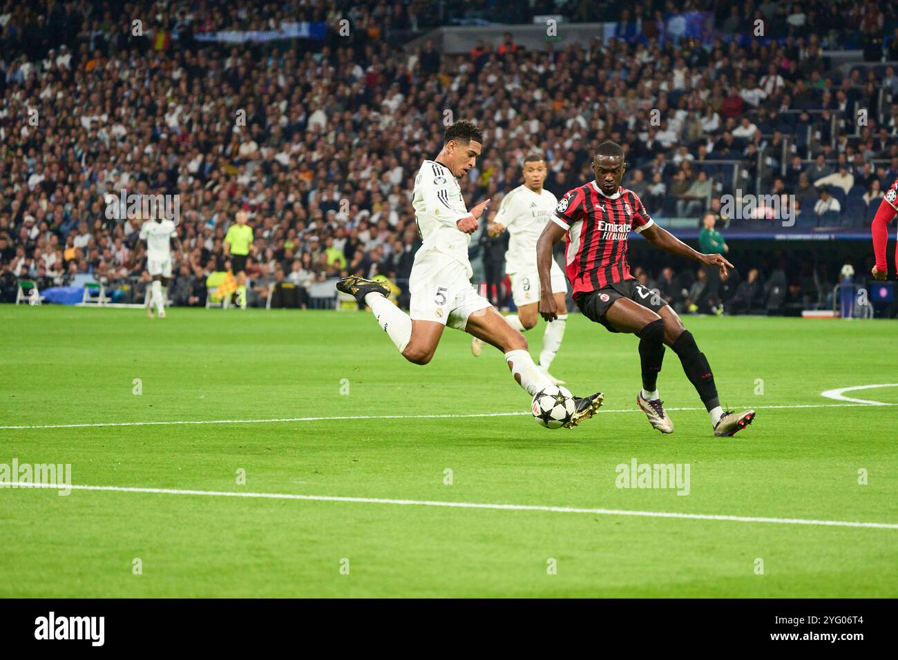 Madrid, Spanien. November 2024. Jude Bellingham (Mittelfeldspieler; Real Madrid) und Fikayo Tomori (Verteidiger; AC Milan) im Spiel der UEFA Champions League zwischen Real Madrid und AC Milan am 5. November 2024 im Santiago Bernabeu Stadion in Madrid. Quelle: Album/Alamy Live News Stockfoto