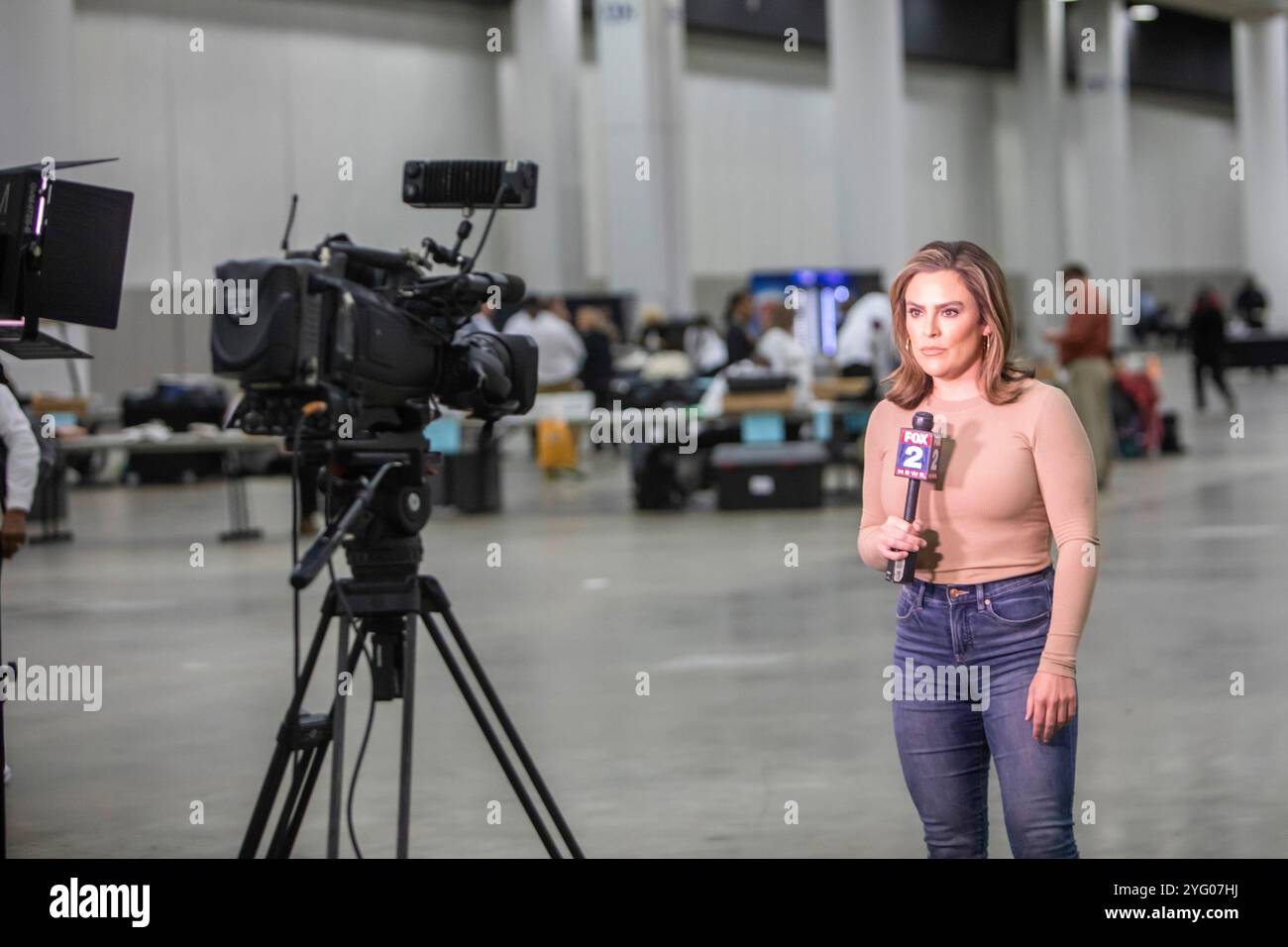 Detroit, Michigan, USA. November 2024. Die Nachrichtenmedien berichteten über die Zählung der Abwesenheitswahlen in Detroit am Wahltag bei den Präsidentschaftswahlen 2024. Quelle: Jim West/Alamy Live News Stockfoto