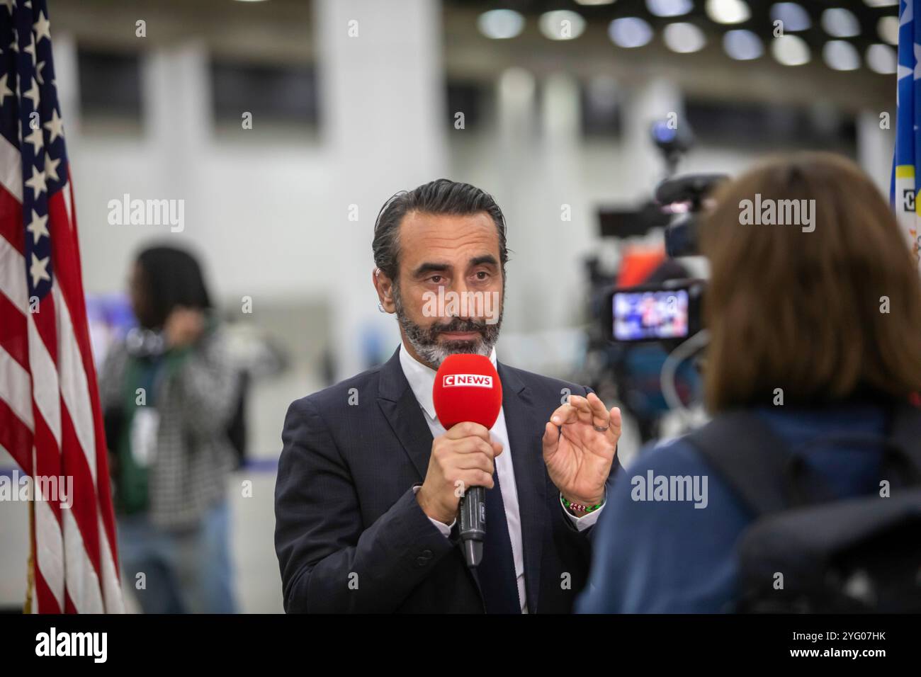 Detroit, Michigan, USA. November 2024. Ein Reporter des französischen Nachrichtensenders CNews berichtete über die Zählung der Abwesenheitswahlen in Detroit am Wahltag der Präsidentschaftswahlen 2024. Quelle: Jim West/Alamy Live News Stockfoto