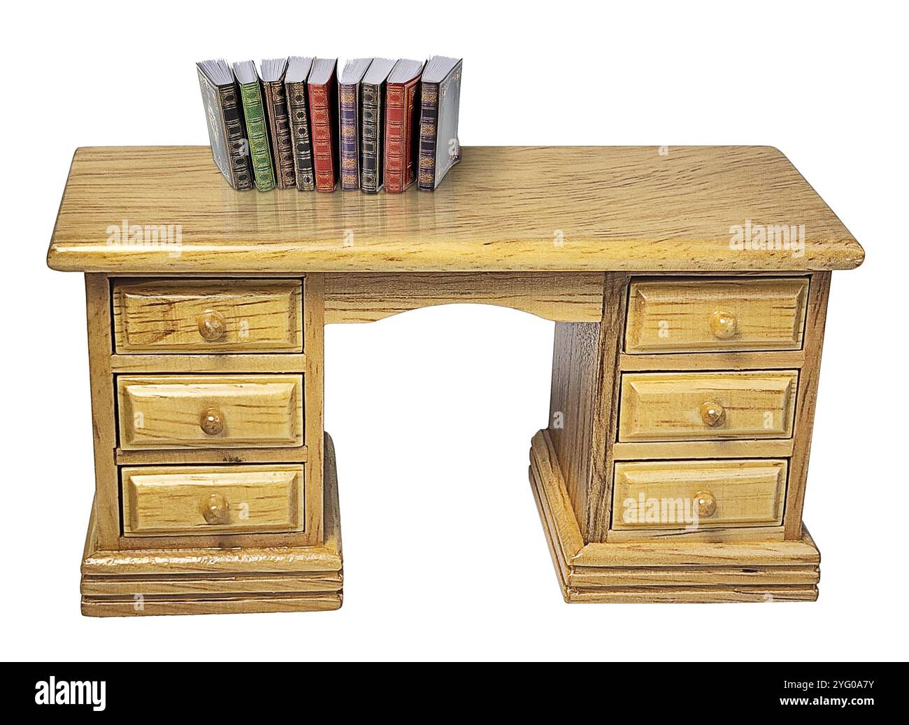 Holzschreibtisch mit Büchern für die Arbeit an Projekten Stockfoto