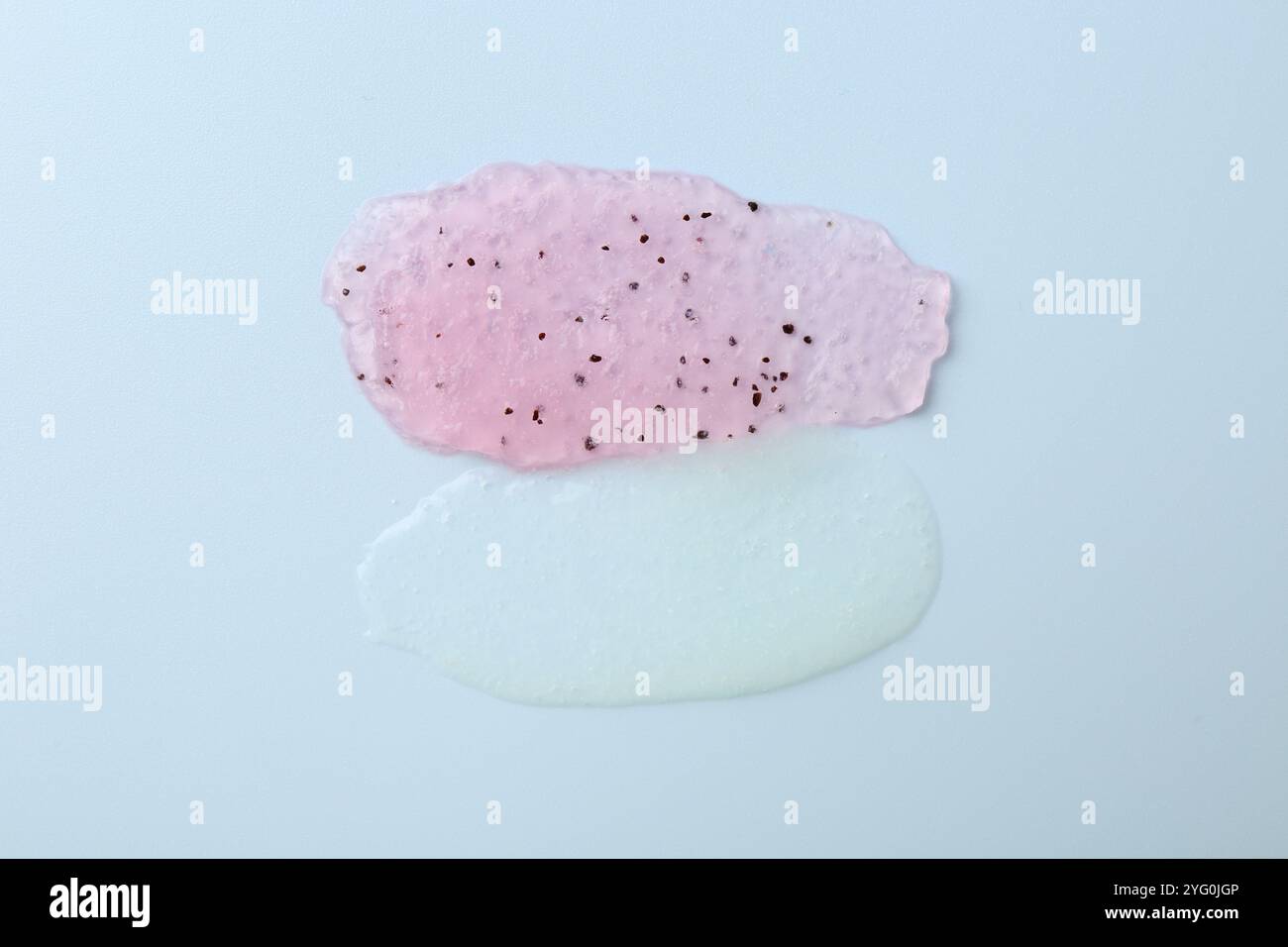 Abstriche von Körperpeelungen auf hellrosa Hintergrund, Draufsicht Stockfoto