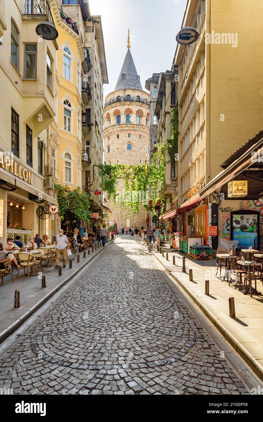 Blick auf den Galata-Turm von einer engen Straße aus, Istanbul Stockfoto