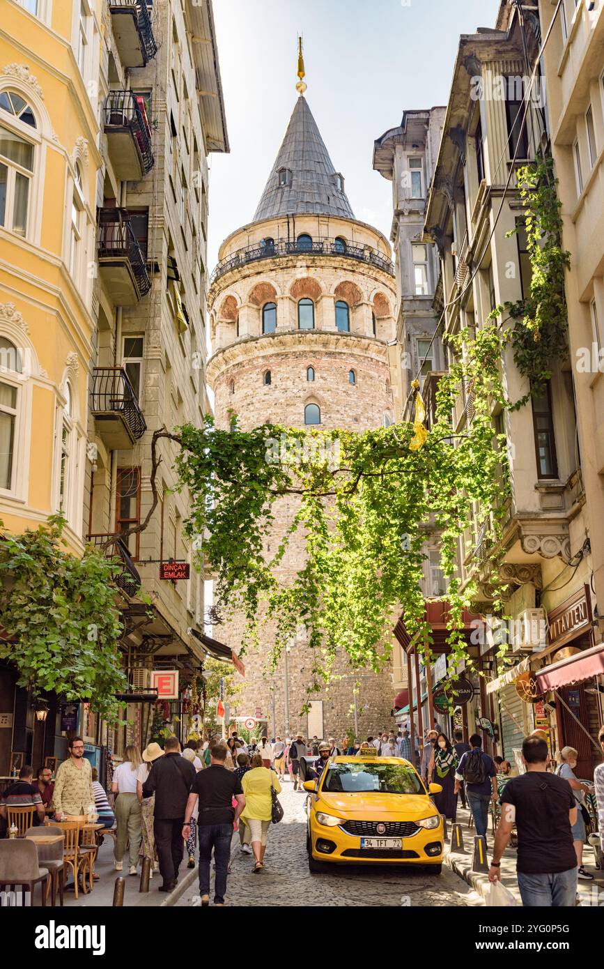 Blick auf den Galata-Turm von einer engen Straße aus, Istanbul Stockfoto