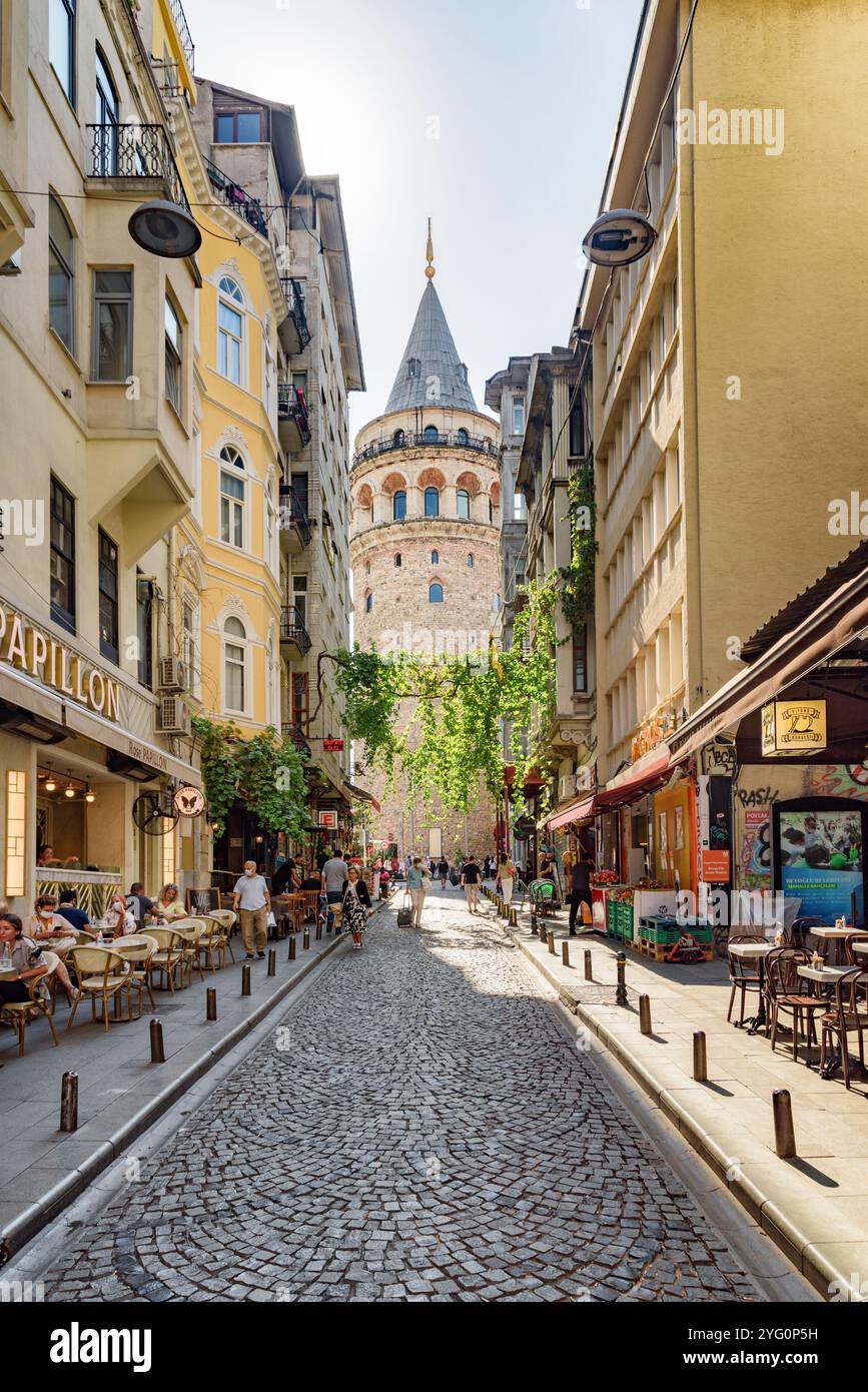 Blick auf den Galata-Turm von einer engen Straße aus, Istanbul Stockfoto