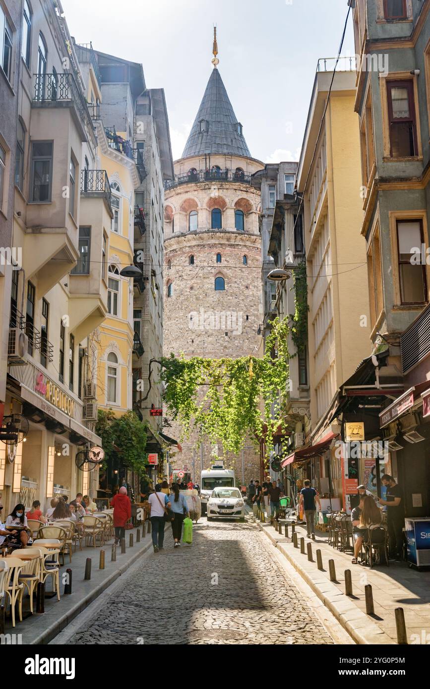 Blick auf den Galata-Turm von einer engen Straße aus, Istanbul Stockfoto