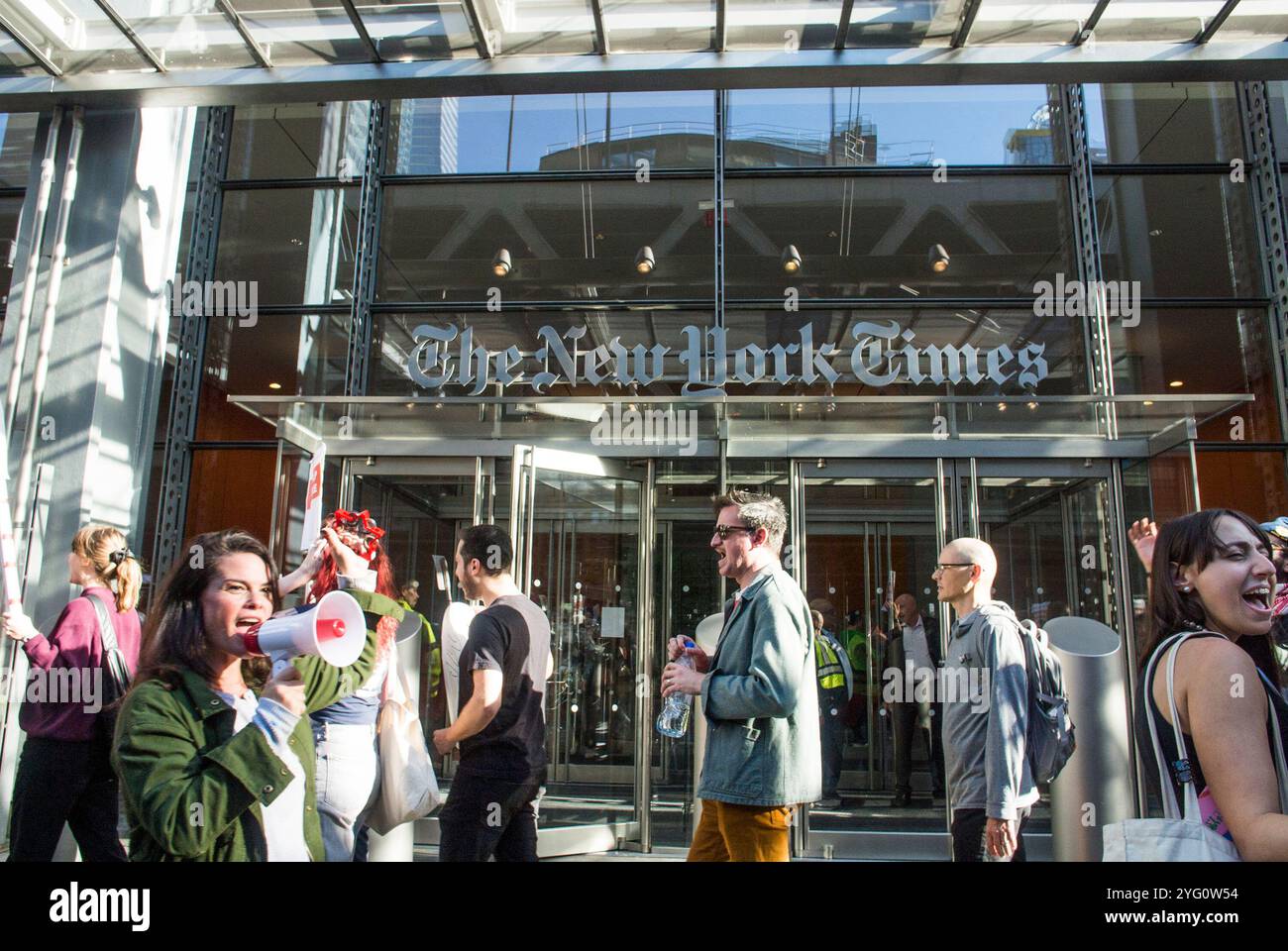 November 2024, New York City, New York, USA S: Die New York Times Tech Guild streikt vor dem Hauptquartier der New York Times in New York City. Es gibt drei wichtige Punkte: 1. Mehr Flexibilität bei der Arbeit zu Hause. 2. Wettbewerbsfähigere Lohnsätze. 3. Fairere Kündigungs- und Umstrukturierungsbedingungen für Arbeitnehmer. (Kreditbild: © Billy Tompkins/ZUMA Press Wire) NUR REDAKTIONELLE VERWENDUNG! Nicht für kommerzielle ZWECKE! Stockfoto