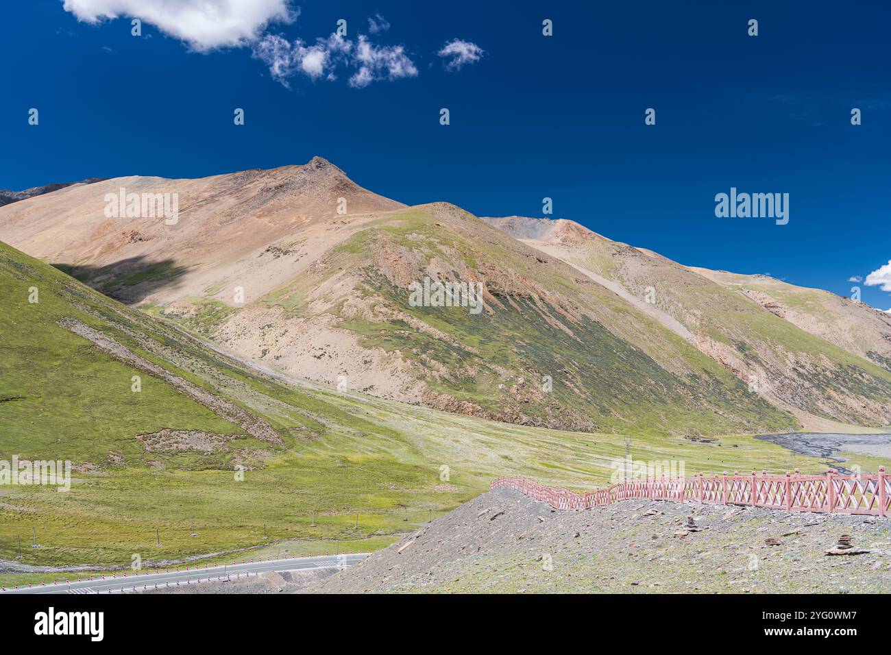 Das Tal und die Berge im Himalaya um den Karola-Gletscher, Tibet Stockfoto