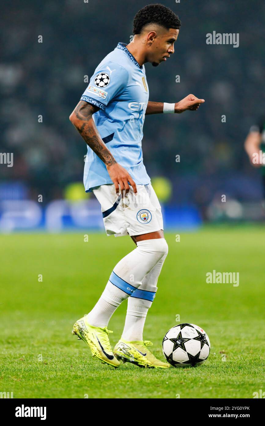 Lissabon, Portugal. November 2024. Savio Moreira de Oliveira, bekannt als Savinho (Manchester City FC), wurde während des Spiels der UEFA Champions League zwischen den Teams Sporting CP und Manchester City FC in Aktion genommen. Endpunktzahl: Sporting 4:1 Manchester City (Foto: Maciej Rogowski/SOPA Images/SIPA USA) Credit: SIPA USA/Alamy Live News Stockfoto