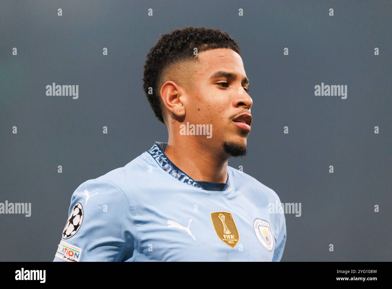 Lissabon, Portugal. November 2024. Savio Moreira de Oliveira, bekannt als Savinho (Manchester City FC), wurde während des Spiels der UEFA Champions League zwischen den Teams Sporting CP und Manchester City FC in Aktion genommen. Endergebnis; Sporting 4:1 Manchester City Credit: SOPA Images Limited/Alamy Live News Stockfoto